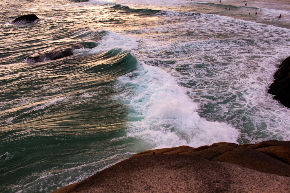un cuerpo de agua con olas que llegan a la orilla