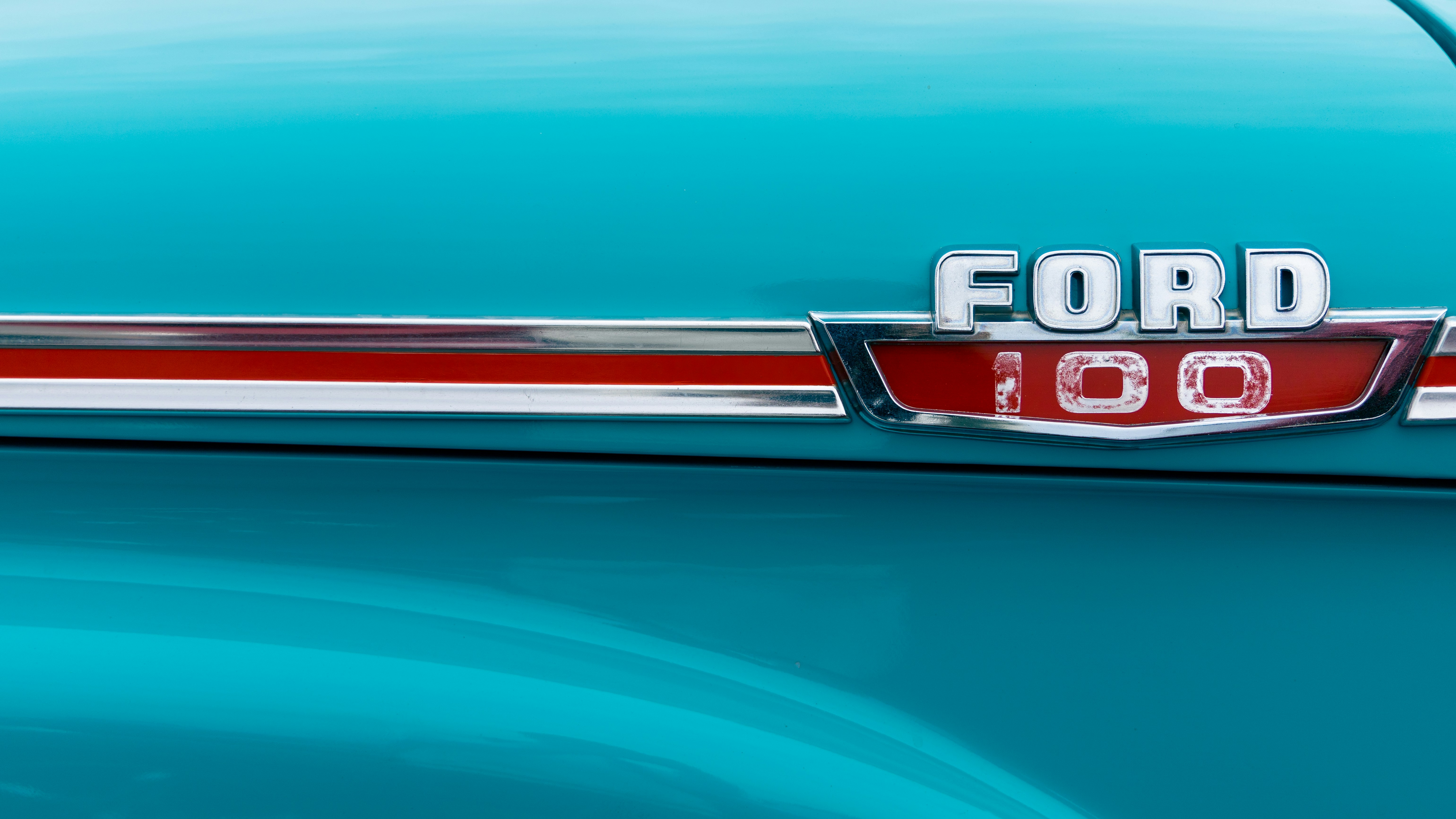 a close up of the emblem on a blue car