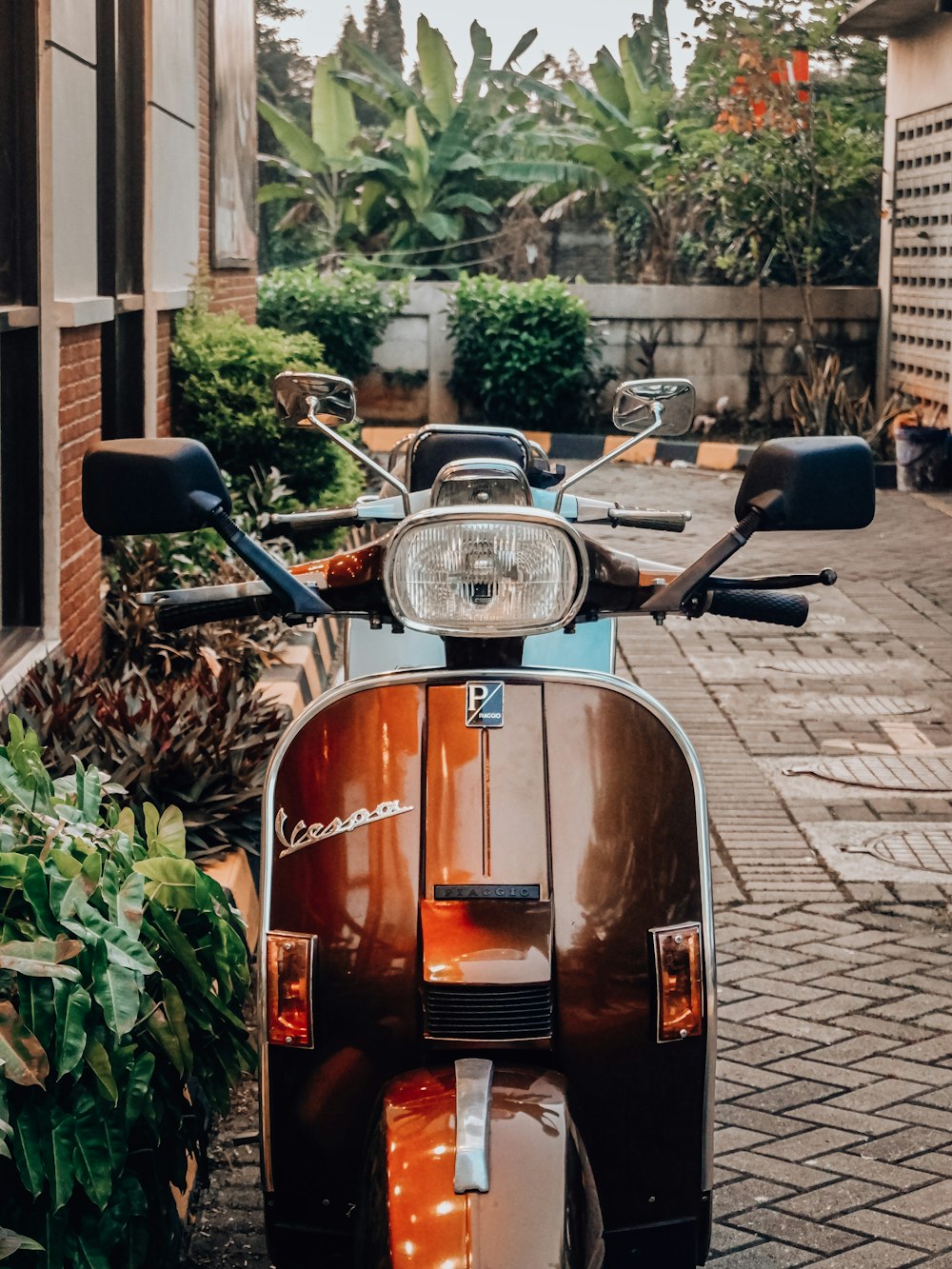 Un scooter estacionado al costado de la carretera