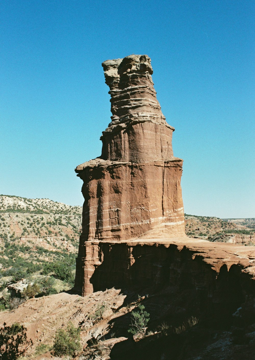 Una grande formazione rocciosa nel mezzo di un deserto