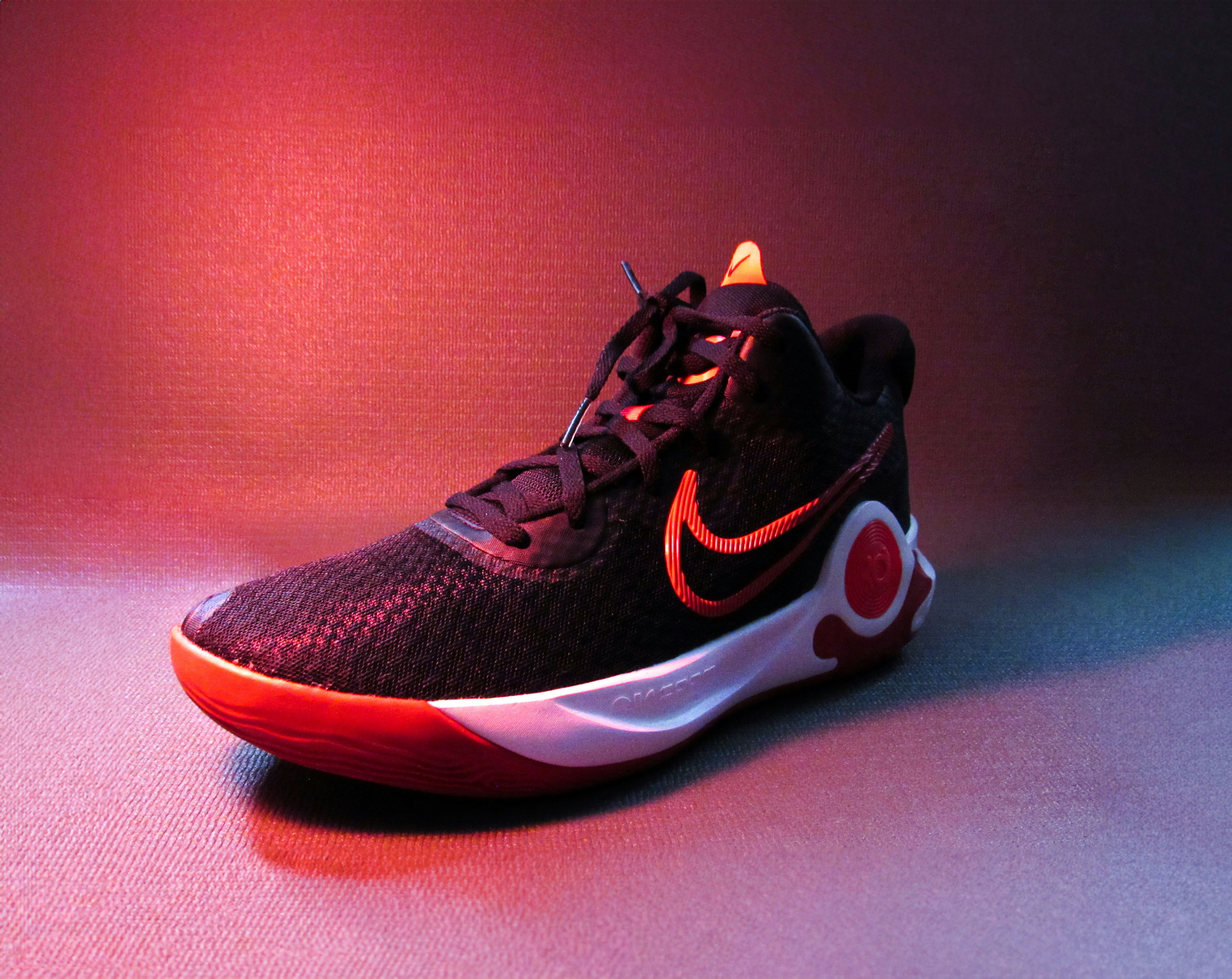 Chaussures de basketball Nike blanches et rouges