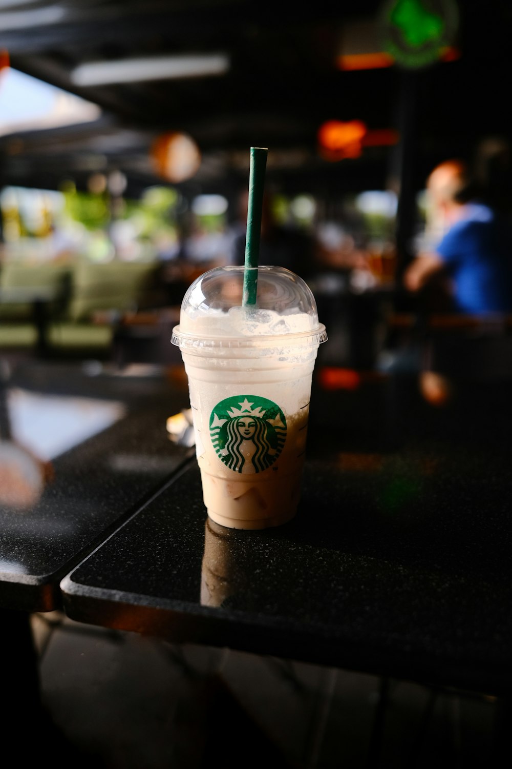 ein Starbucks-Getränk, das auf einem Tisch sitzt