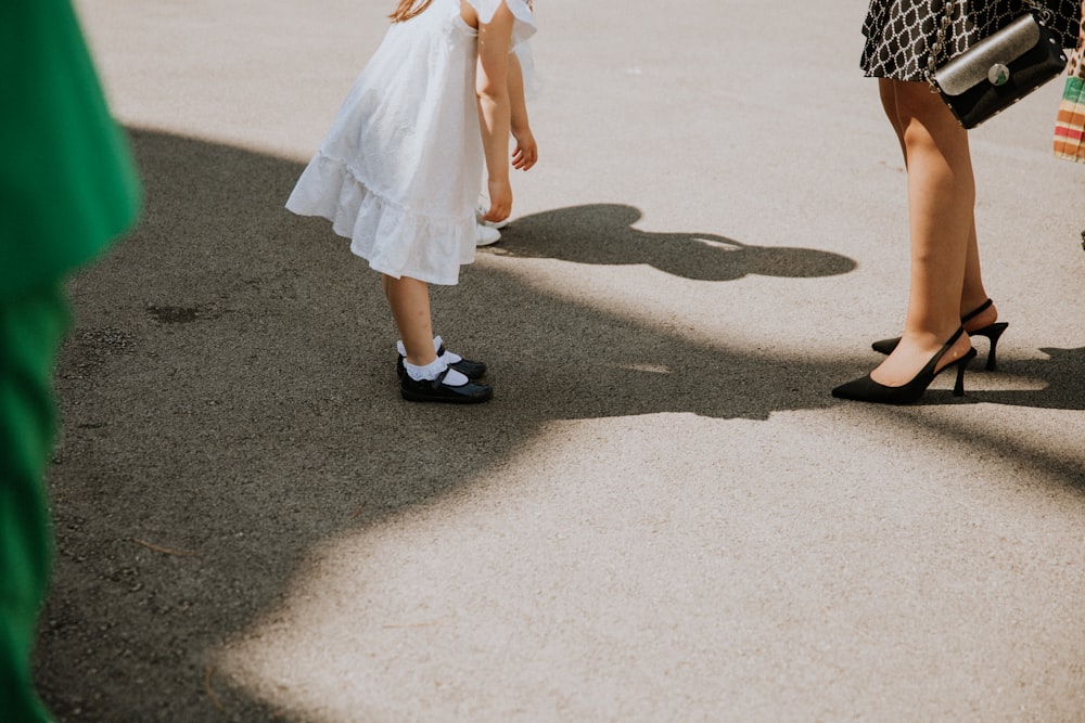 Une petite fille en robe blanche et chaussures noires photo – Photo  Chaussure Gratuite sur Unsplash