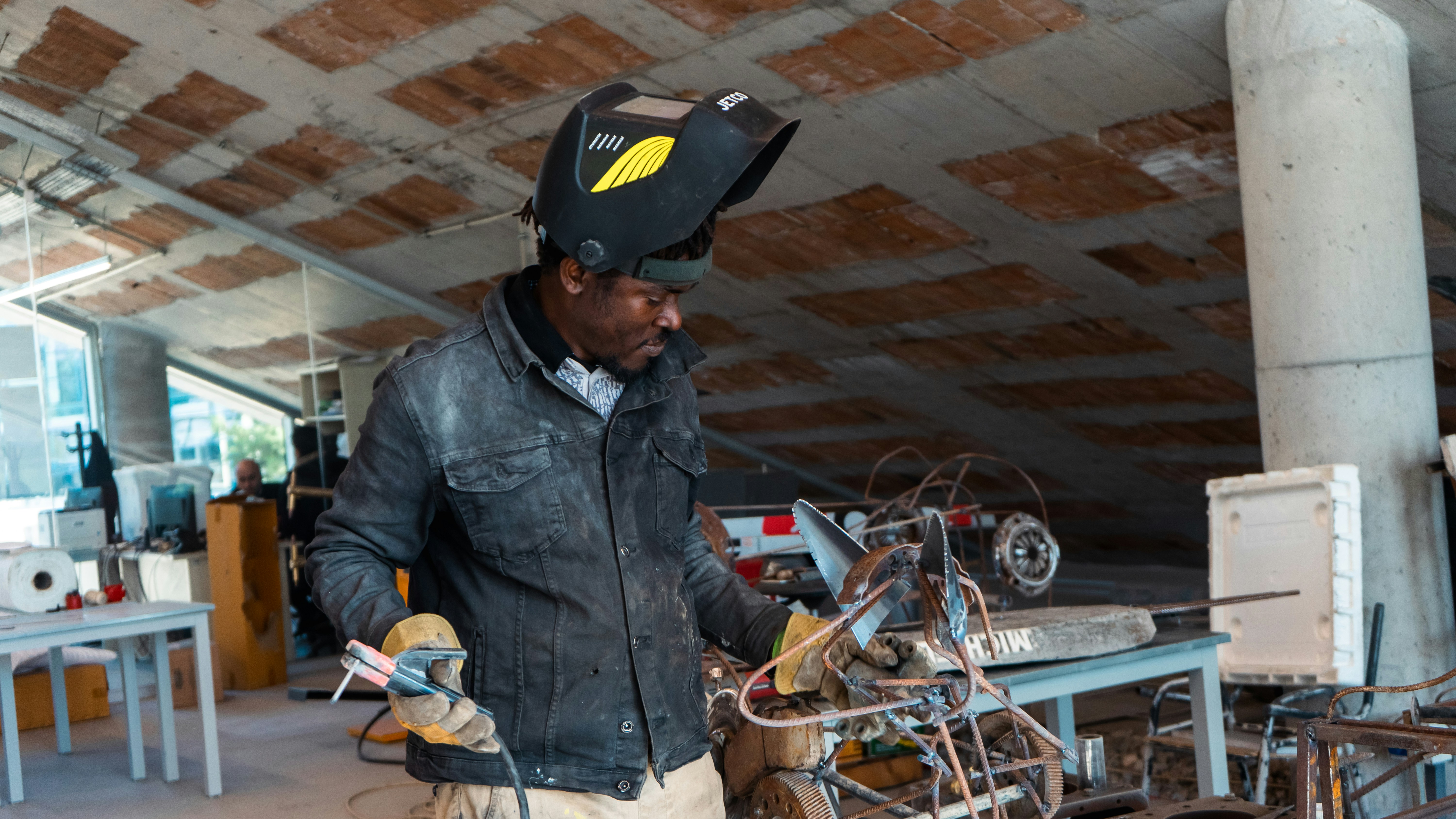 Un hombre con un casco parado junto a una máquina