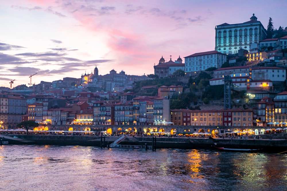 um grande corpo de água com uma cidade ao fundo