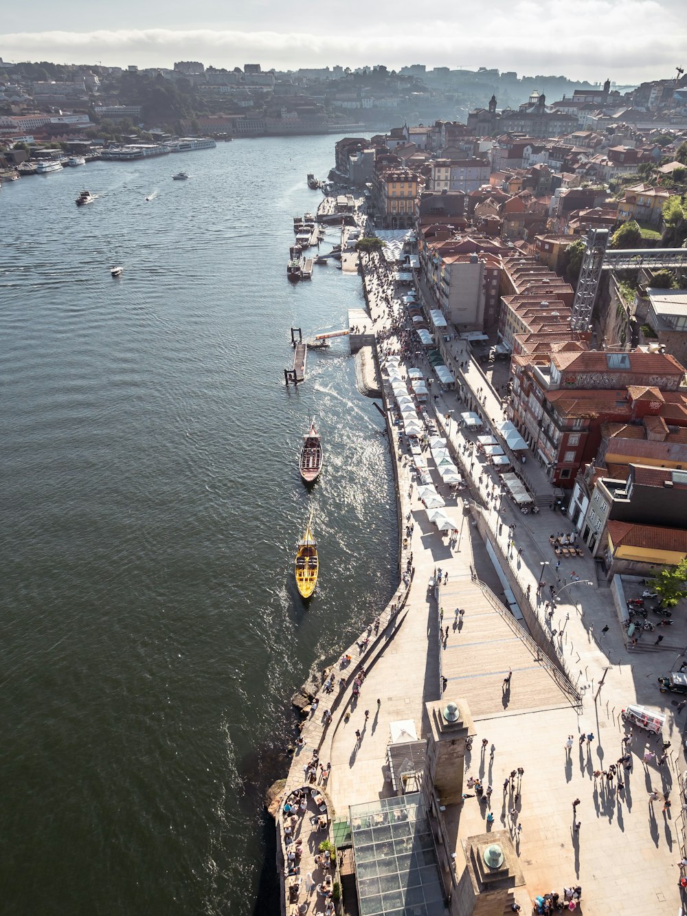 uma grande massa de água ao lado de uma cidade