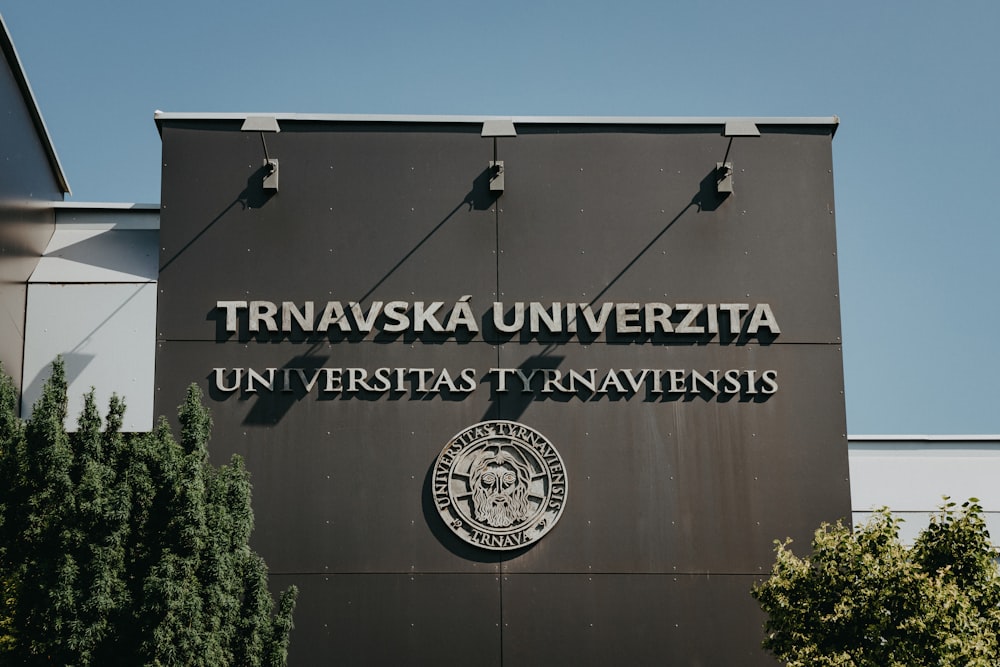 トラヴァフスカ大学と書かれた建物の側面にある看板