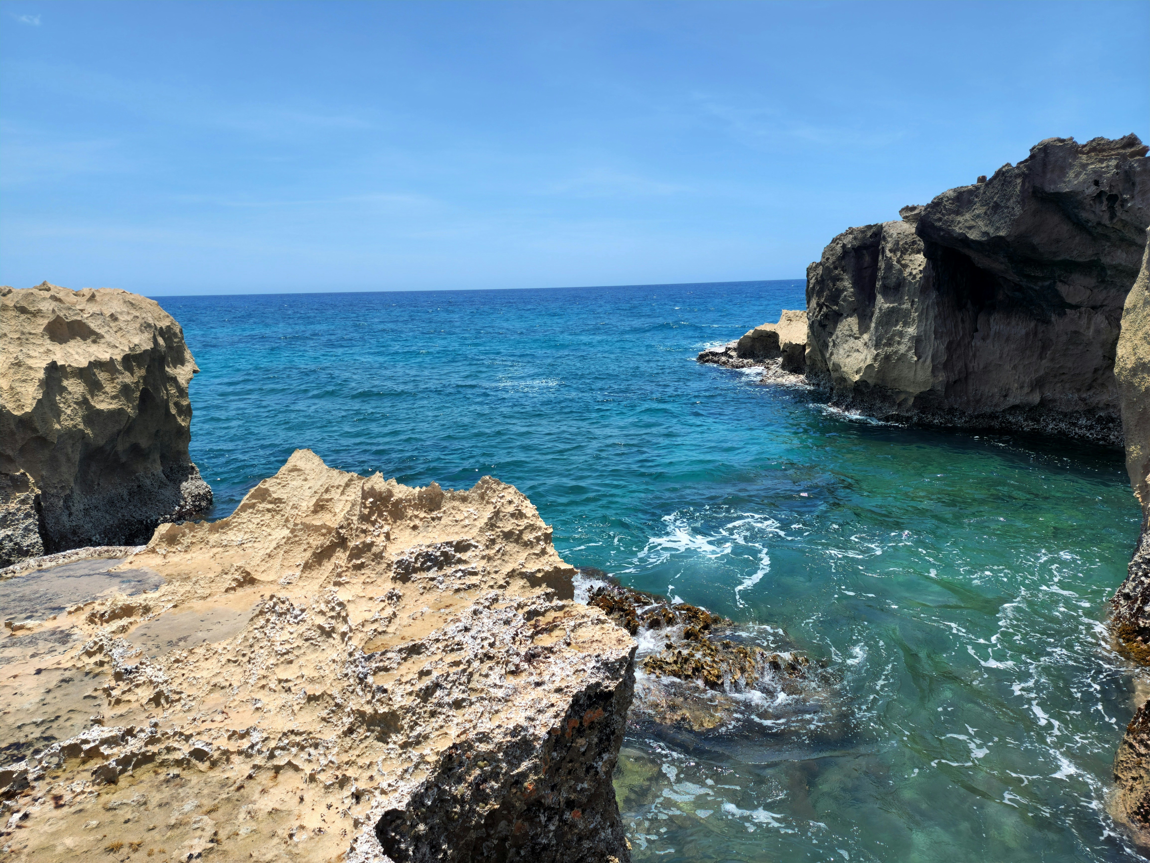 uno specchio d'acqua vicino a una costa rocciosa