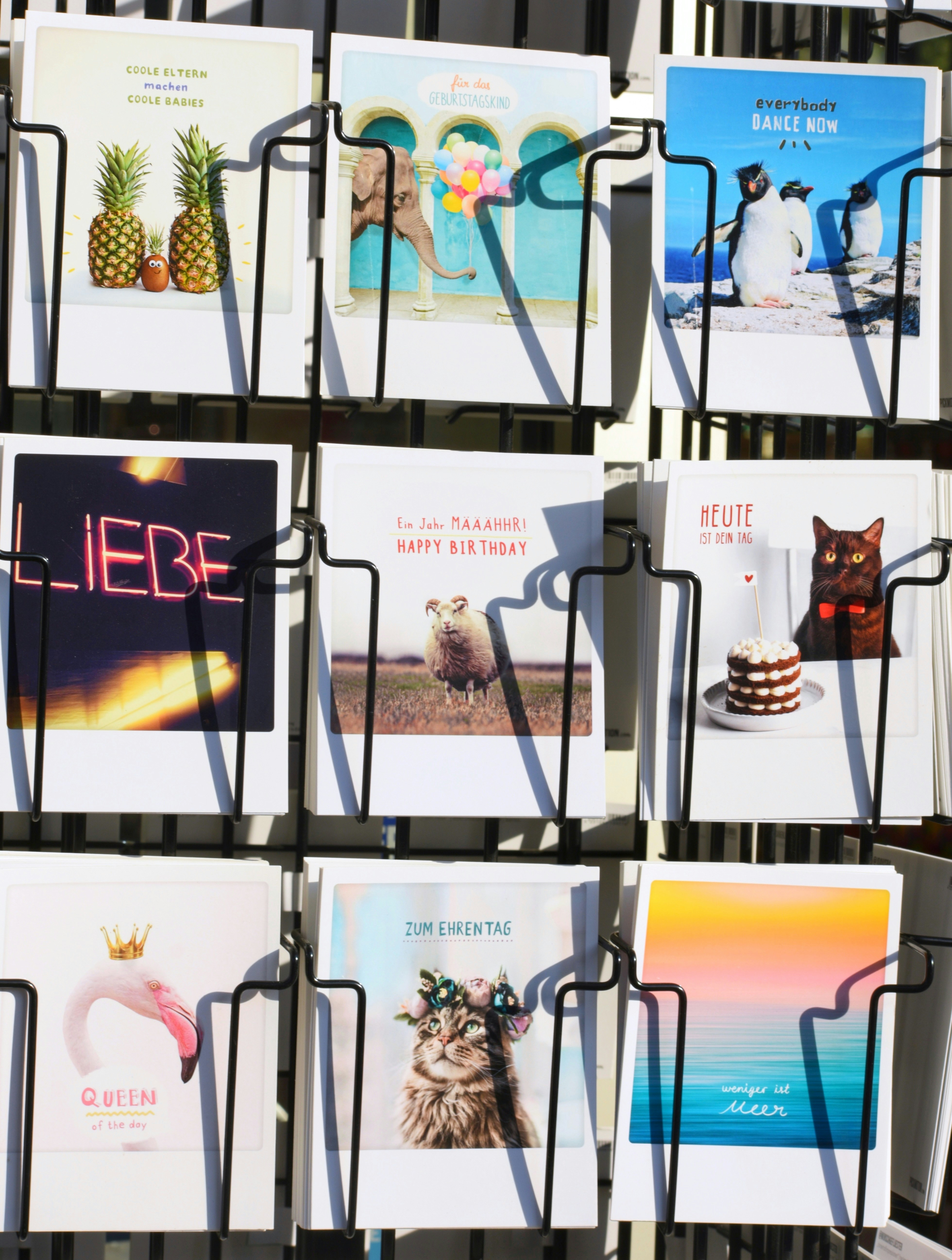 Fotomural a bunch of greeting cards hanging on a wall