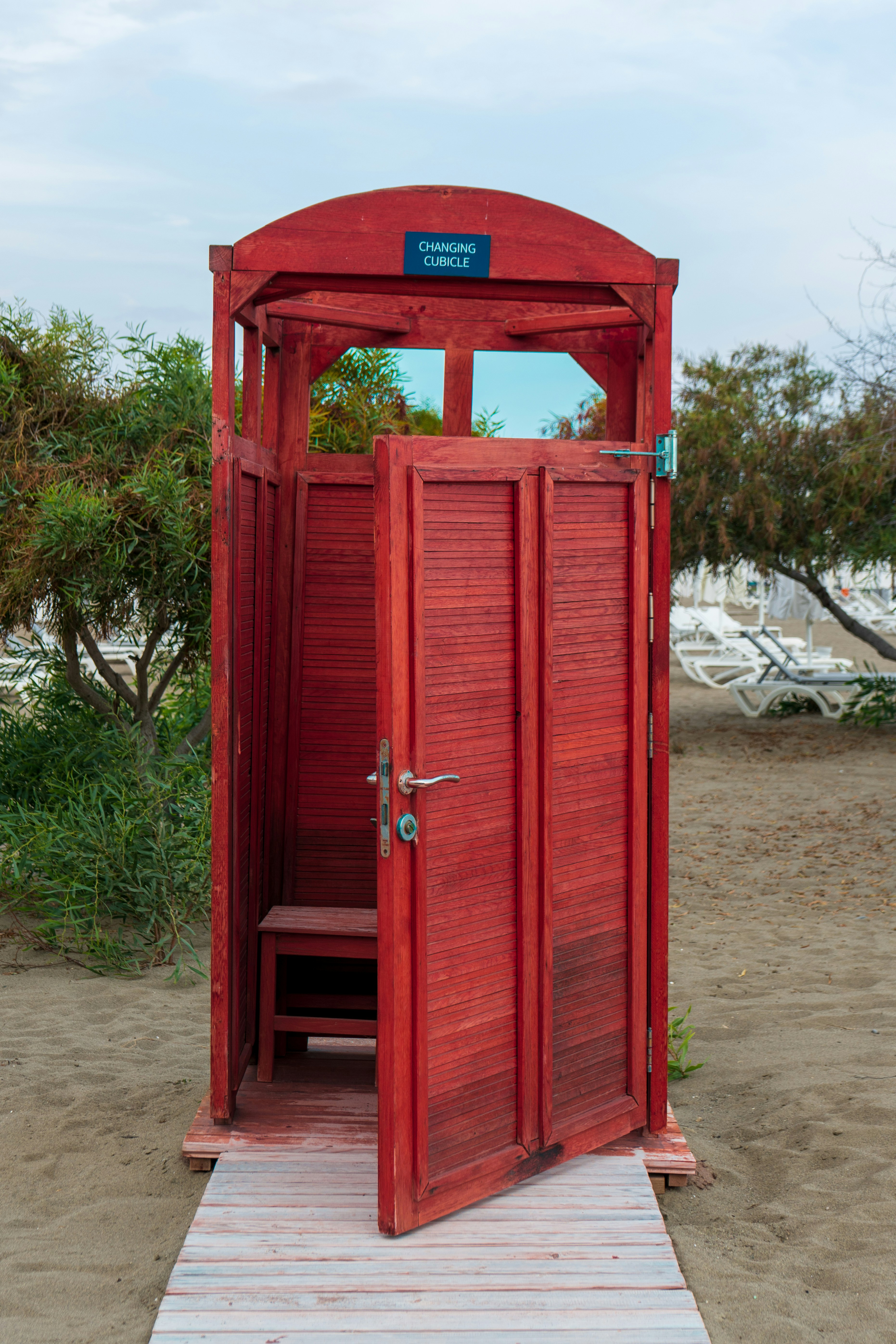 Una dependance di legno rosso con una porta aperta