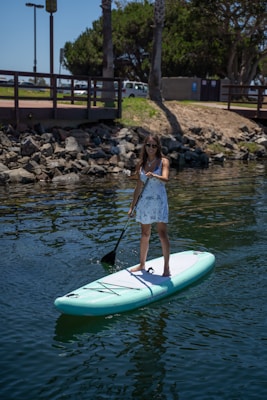 Mujer practicando standup paddle