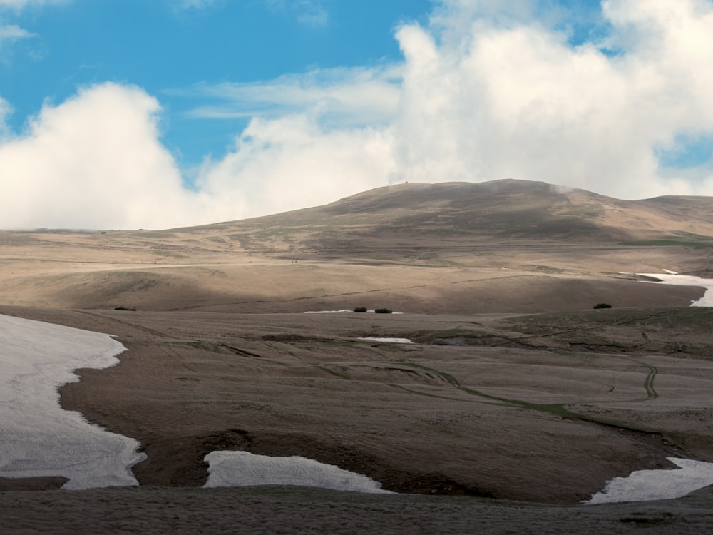 Una vista de una cadena montañosa con un cuerpo de agua en primer plano