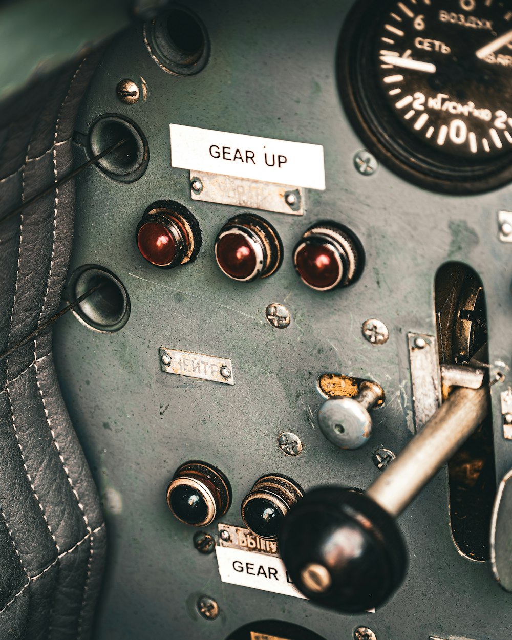 um close up de um painel de controle de um avião