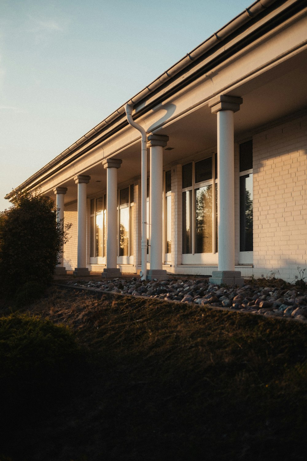 a row of white pillars sitting next to a building