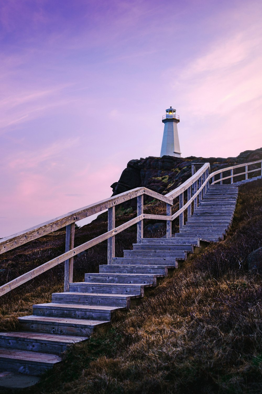 eine Treppe, die zu einem Leuchtturm führt