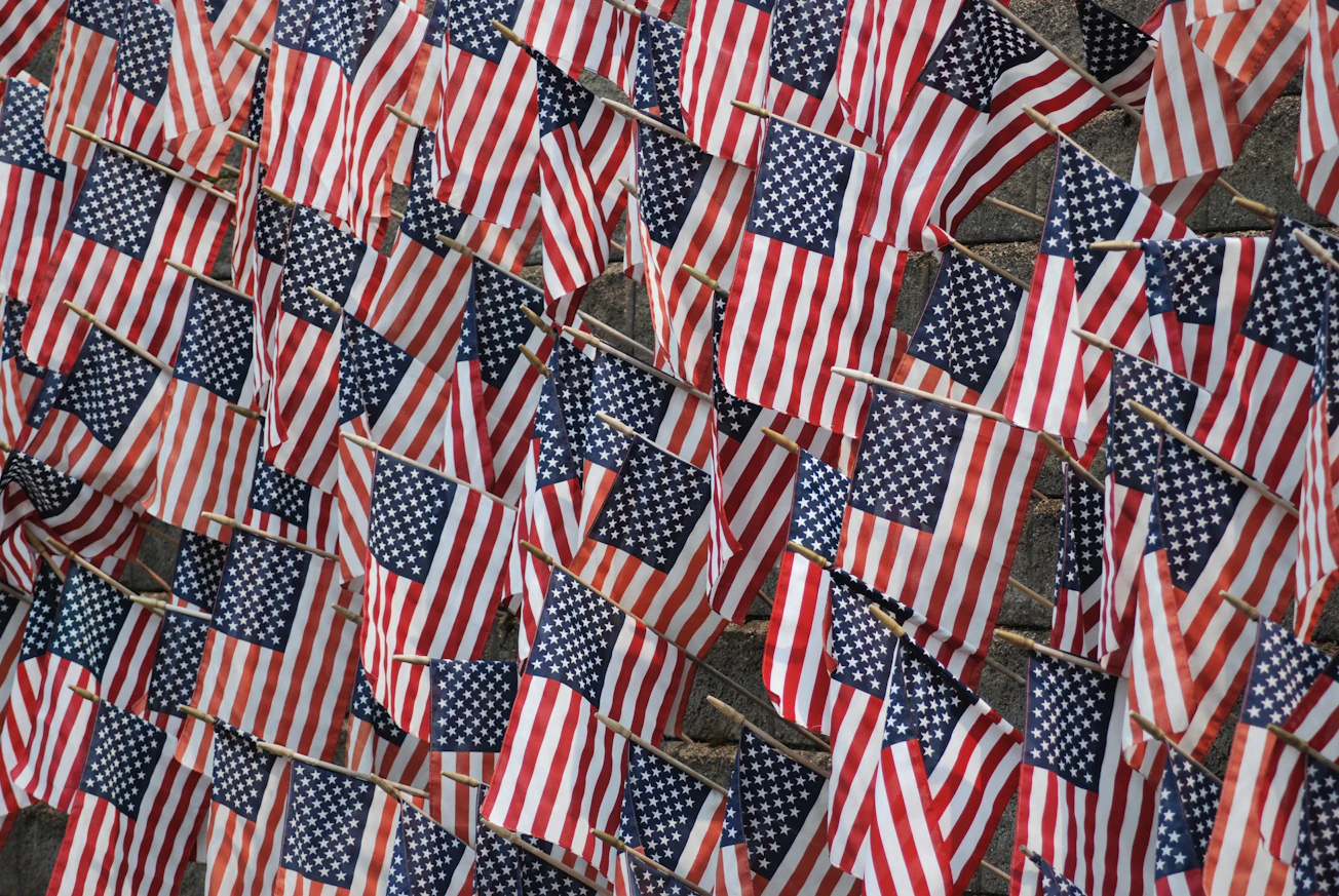 Banderas de Estados Unidos ondean en un mástil durante las celebraciones del 4 de julio