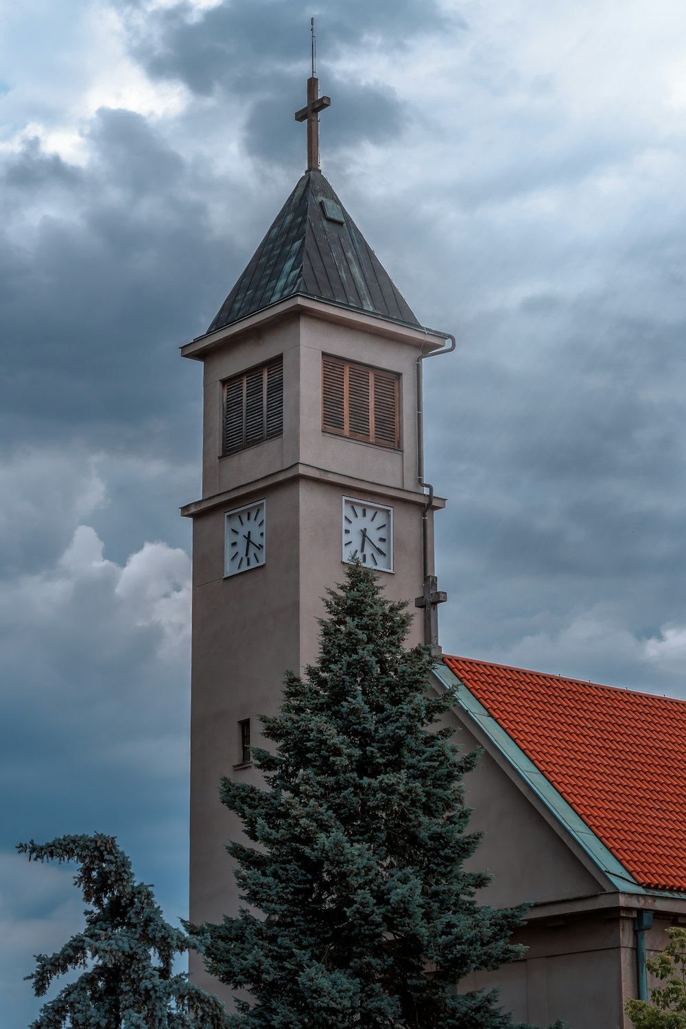 시계가 달린 교회 첨탑