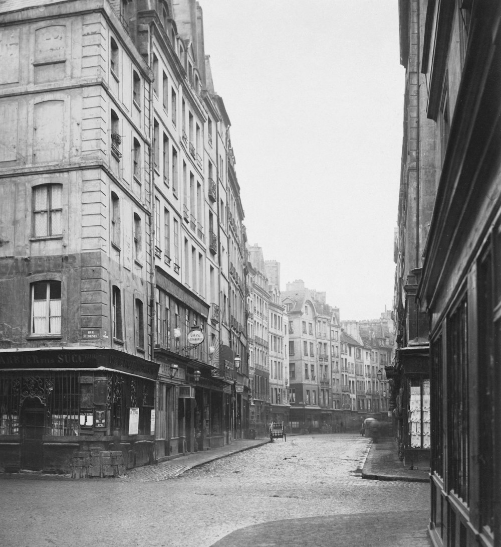 a black and white photo of a city street