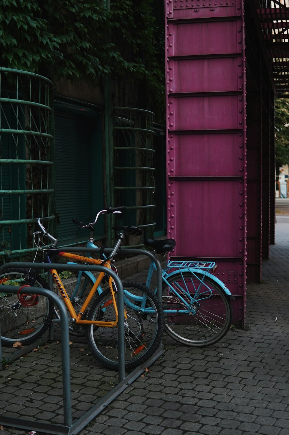 un paio di biciclette parcheggiate una accanto all'altra