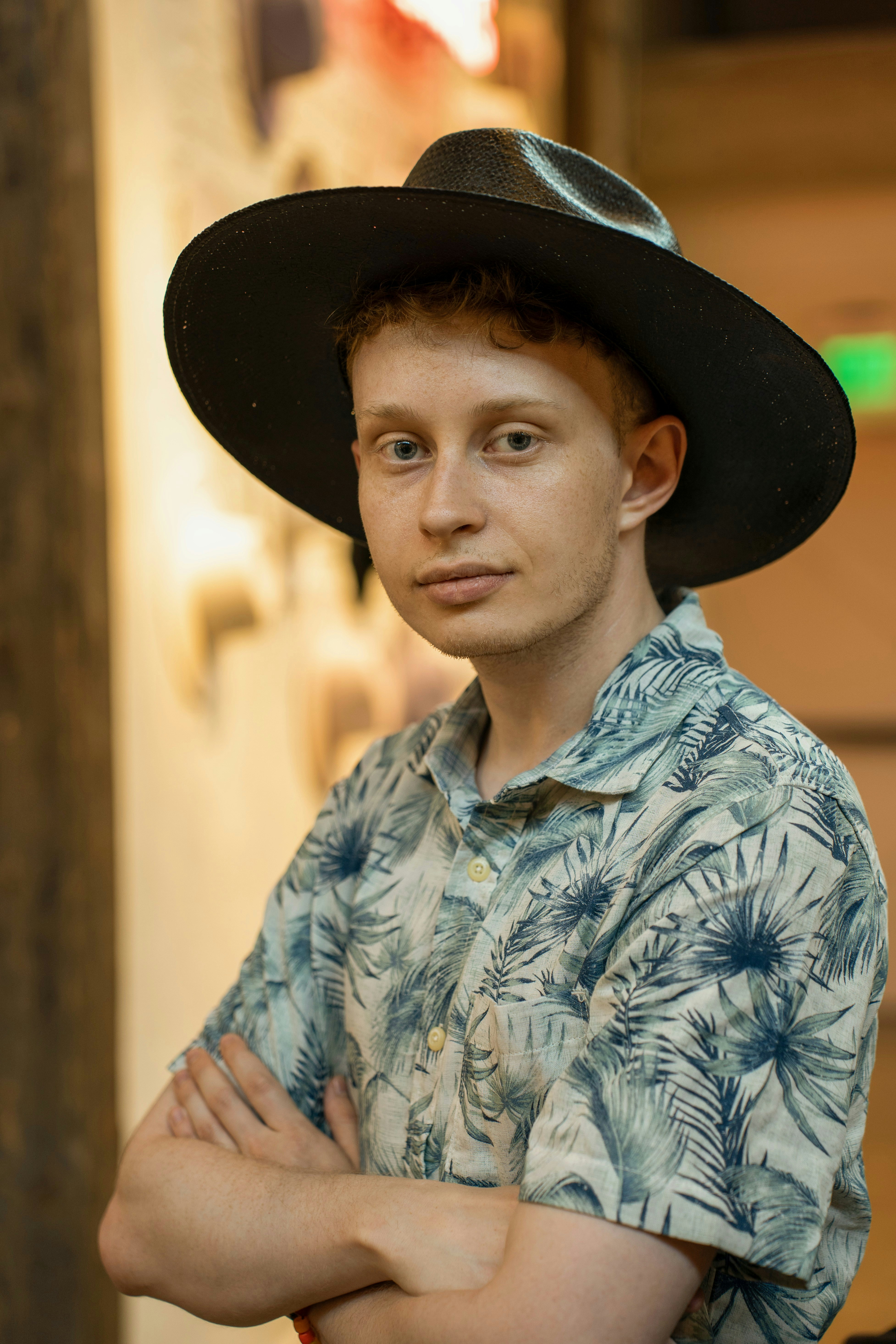 Un joven con un sombrero de vaquero negro foto – Imagen de Retrato ...
