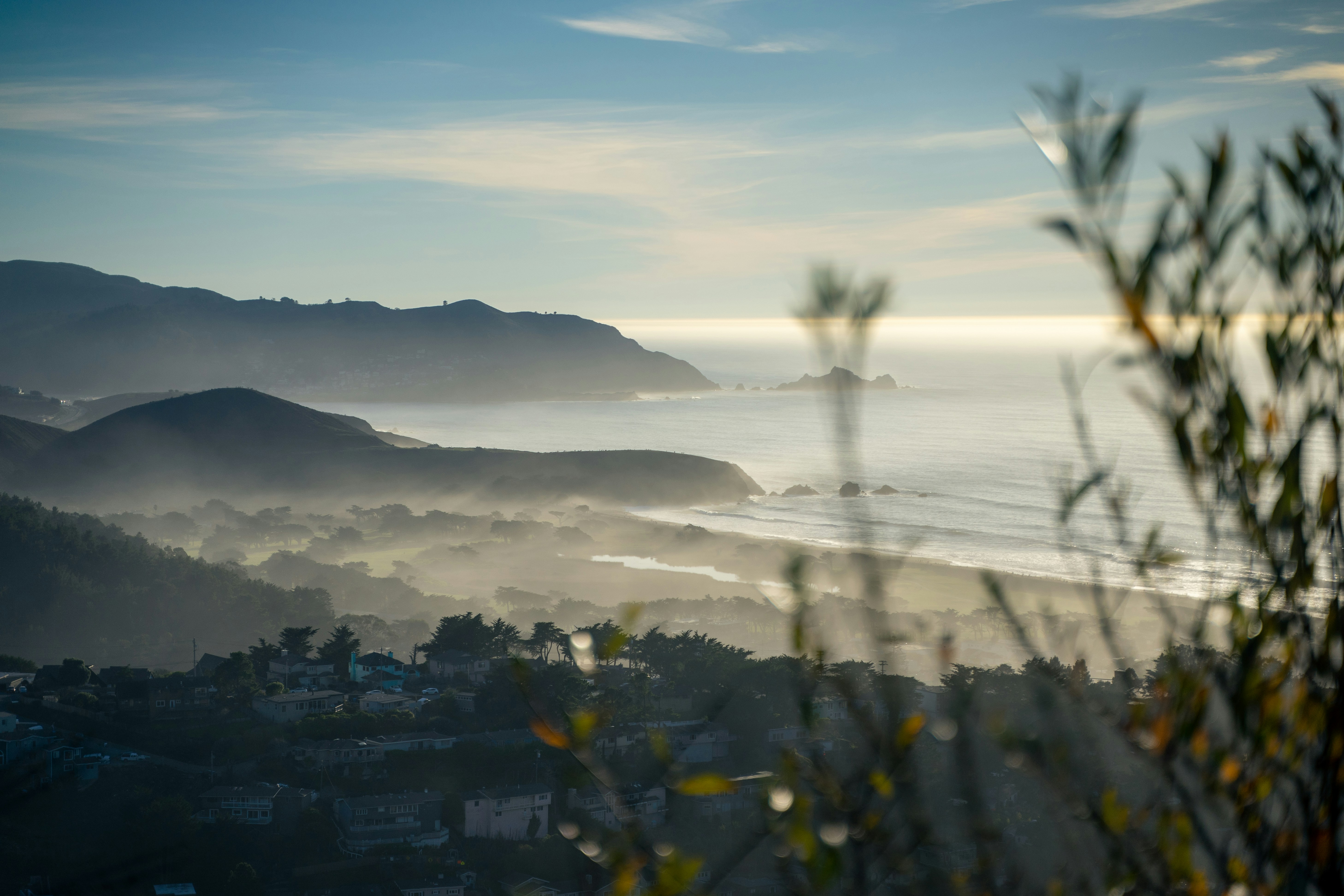 una vista di uno specchio d'acqua con le colline sullo sfondo