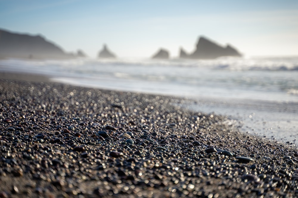 um close up de rochas em uma praia perto do oceano