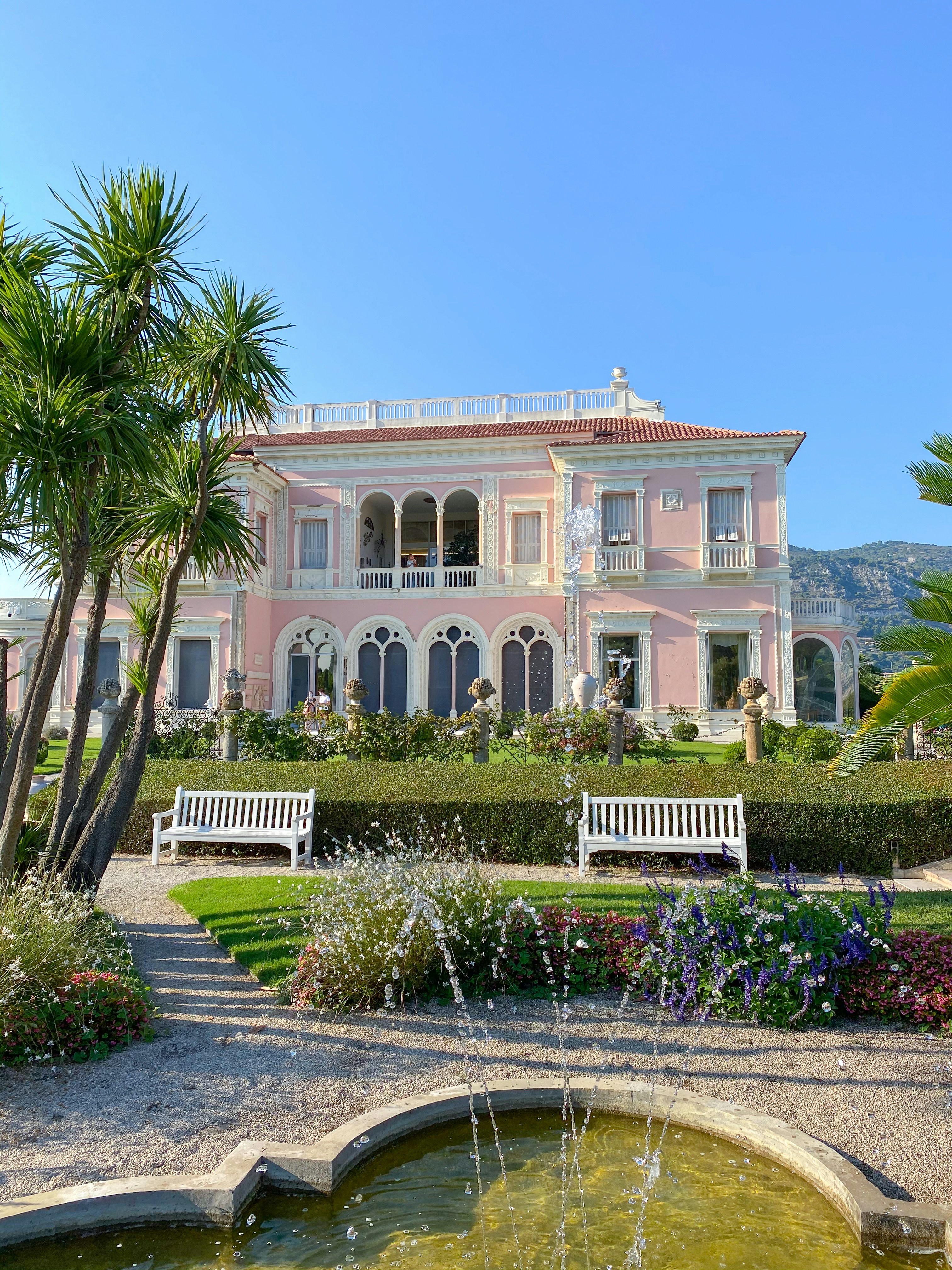 Villa spacieuse en brique rose avec piscine et grand jardin dans un quartier résidentiel de Toulouse