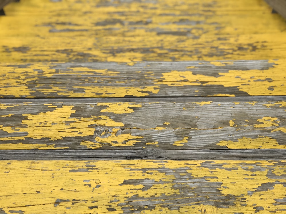 黄色に塗られた木製のベンチのクローズアップ