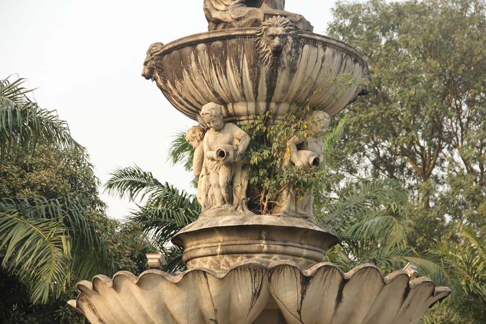 ein Wasserbrunnen mit Statuen darauf
