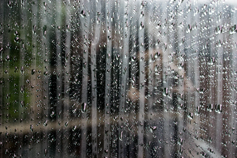 Condensation sur fenêtre — problème d'humidité dans la maison