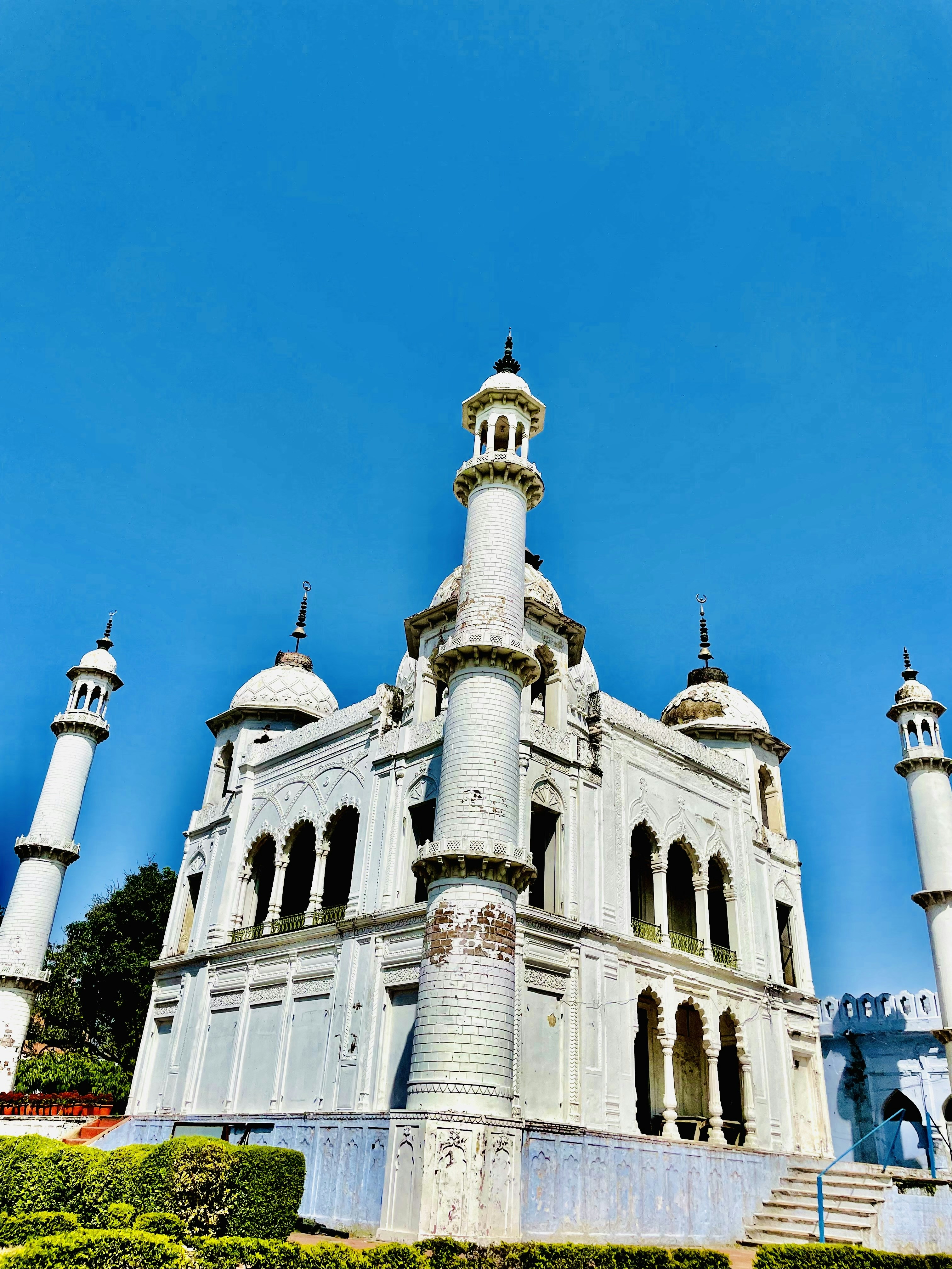 ein großes weißes Gebäude mit einem Glockenturm darauf