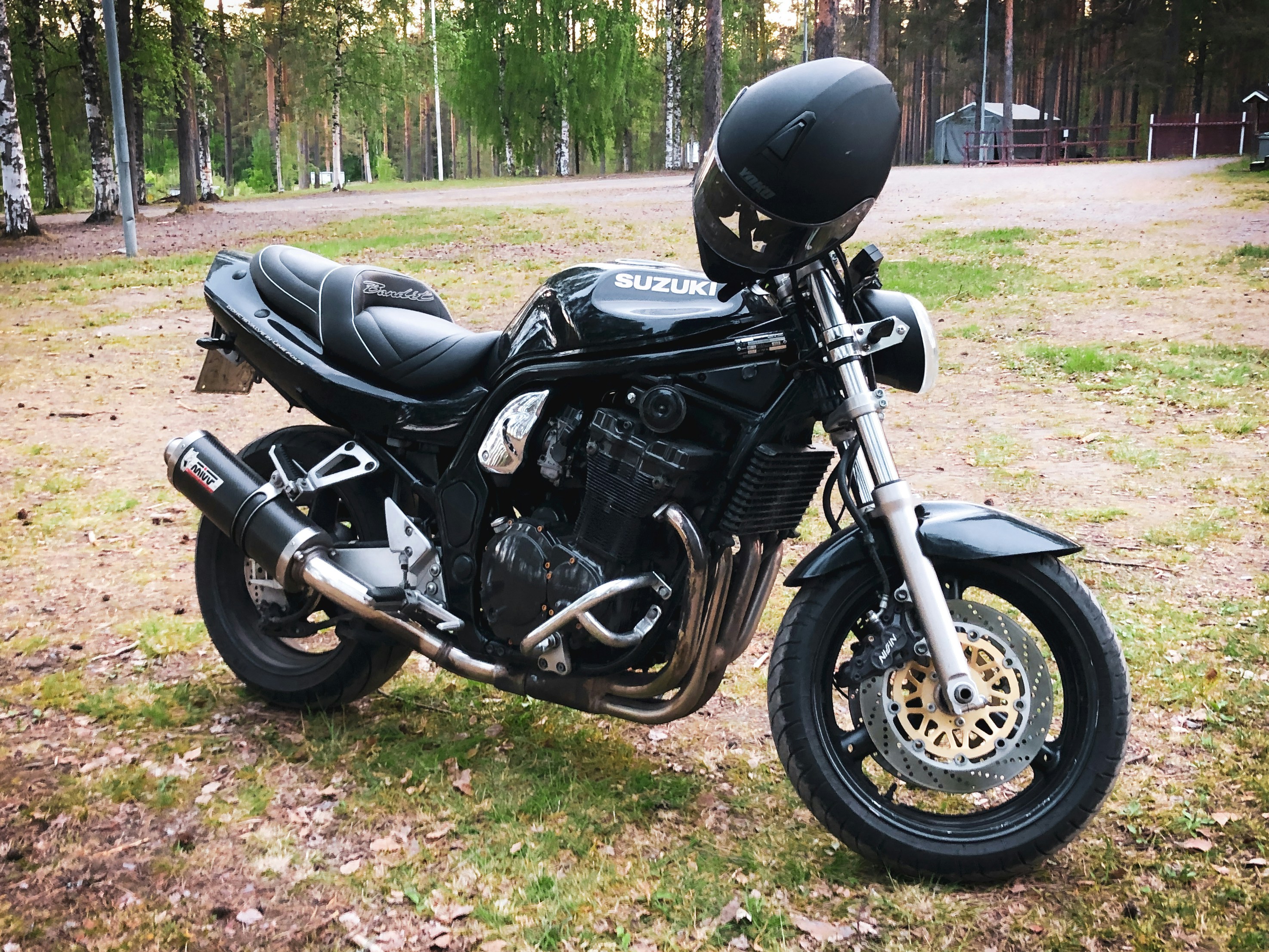 草原の上に駐車した黒いバイク