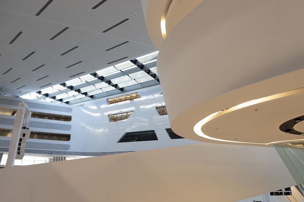 o teto de um edifício com uma luminária circular