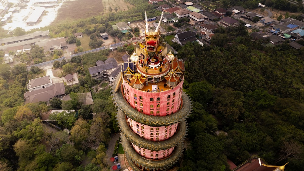 uma torre muito alta com um relógio em cima dela