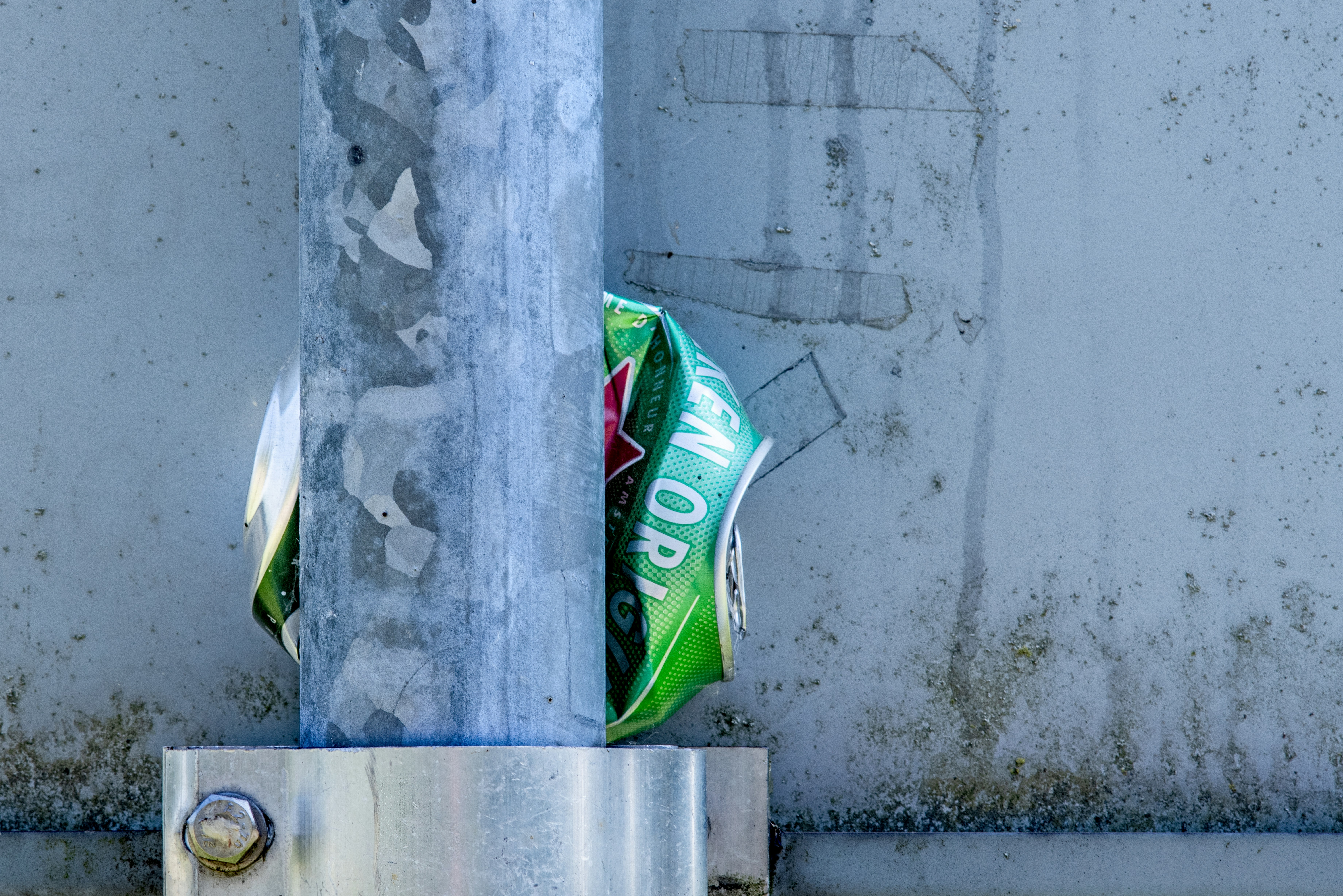 un sacchetto di gomma su un palo vicino a un muro