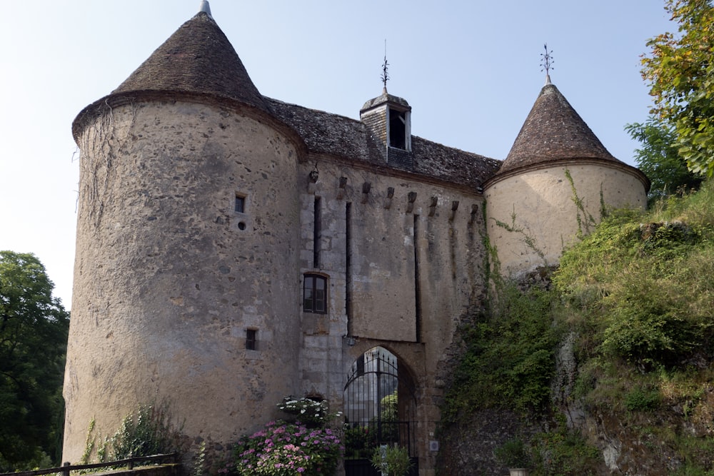 un vieux château avec deux tours et une porte