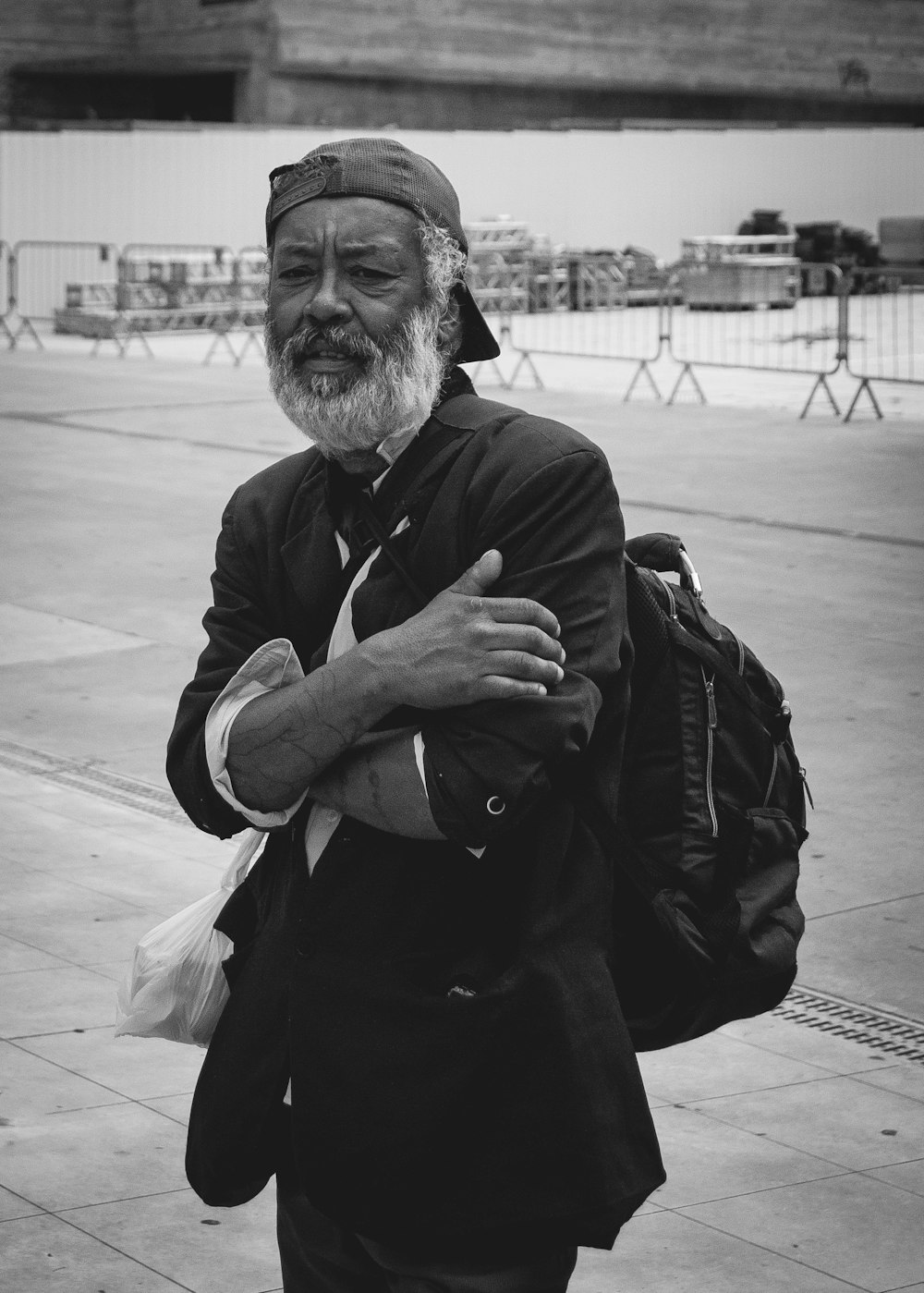 Une photo en noir et blanc d’un homme avec une barbe