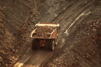 Operación minera a cielo abierto con camión de transporte de minerales