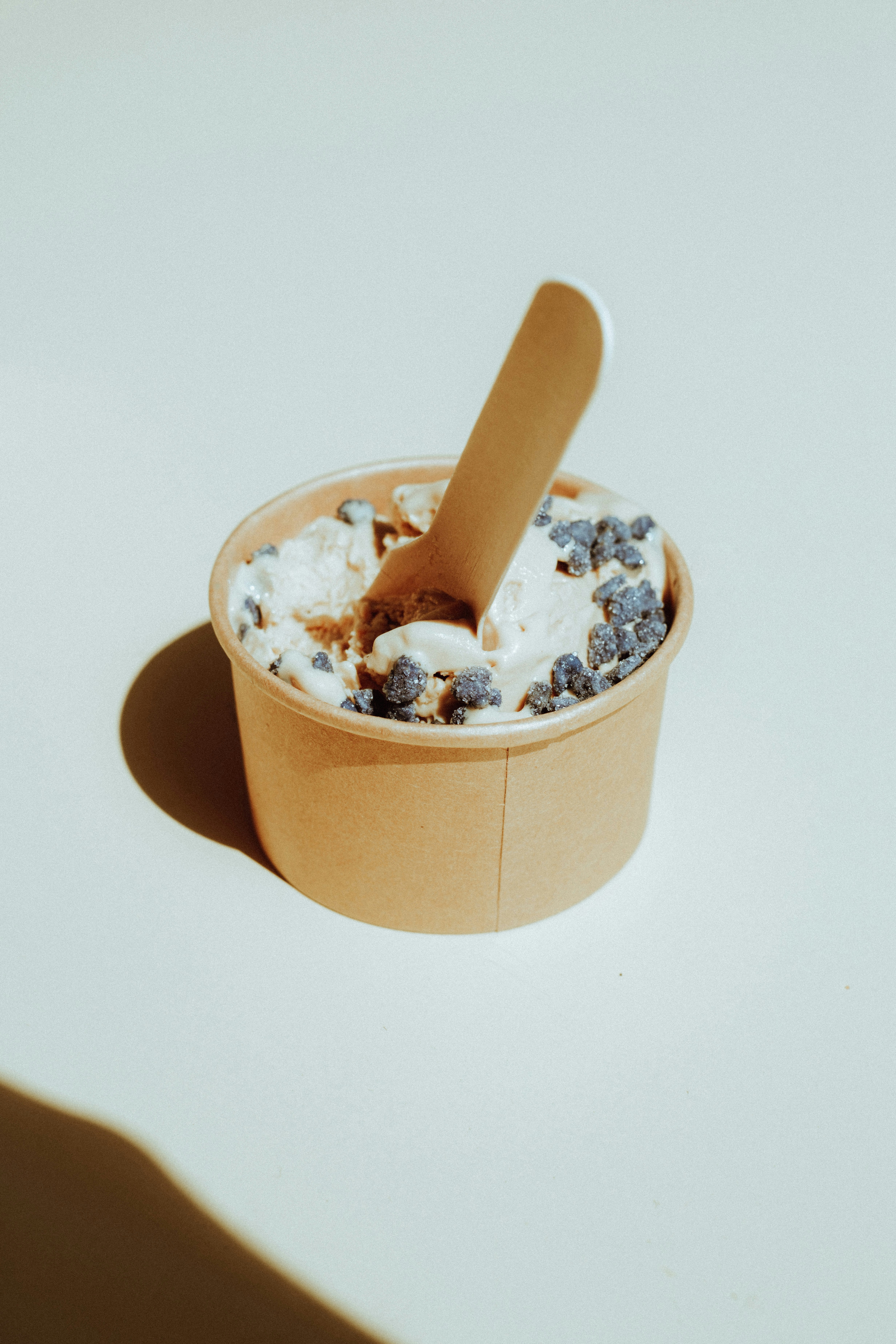 uma xícara de sorvete com uma colher saindo dela