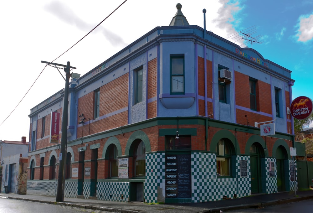 un vieux bâtiment avec un motif en damier sur le côté