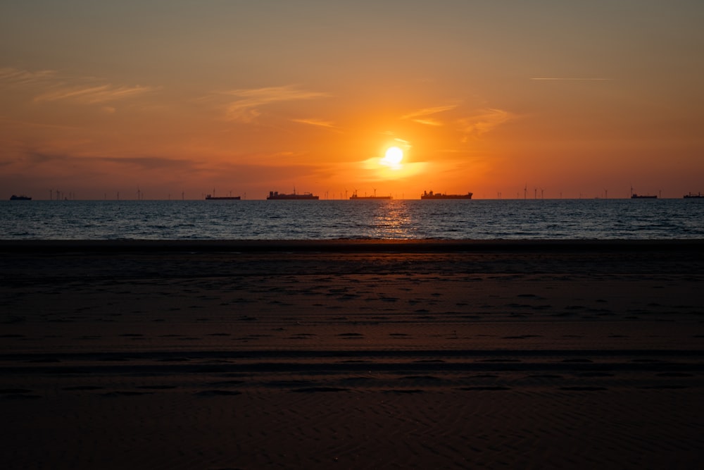 Il sole sta tramontando sull'oceano sulla spiaggia