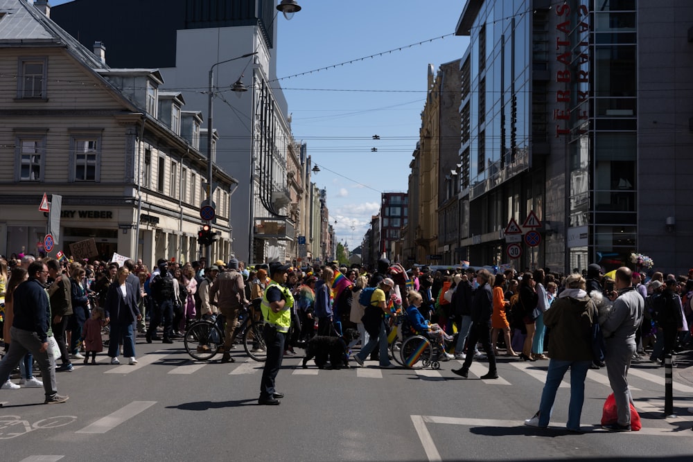 Una multitud de personas caminando por una calle