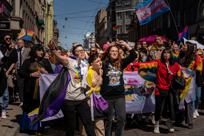 一群男士走在街上，展现活力