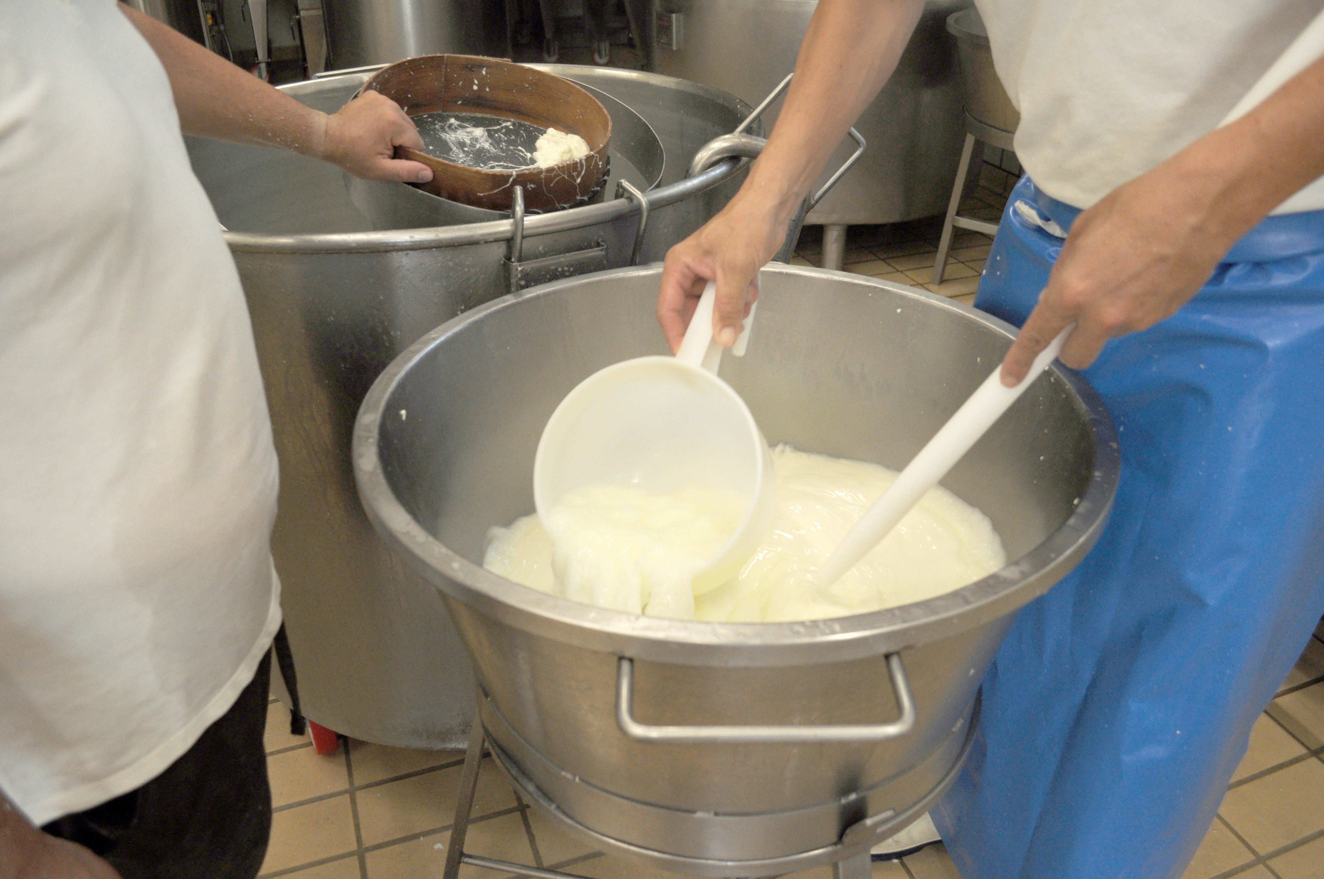 음식을 섞고 있는 두 사람