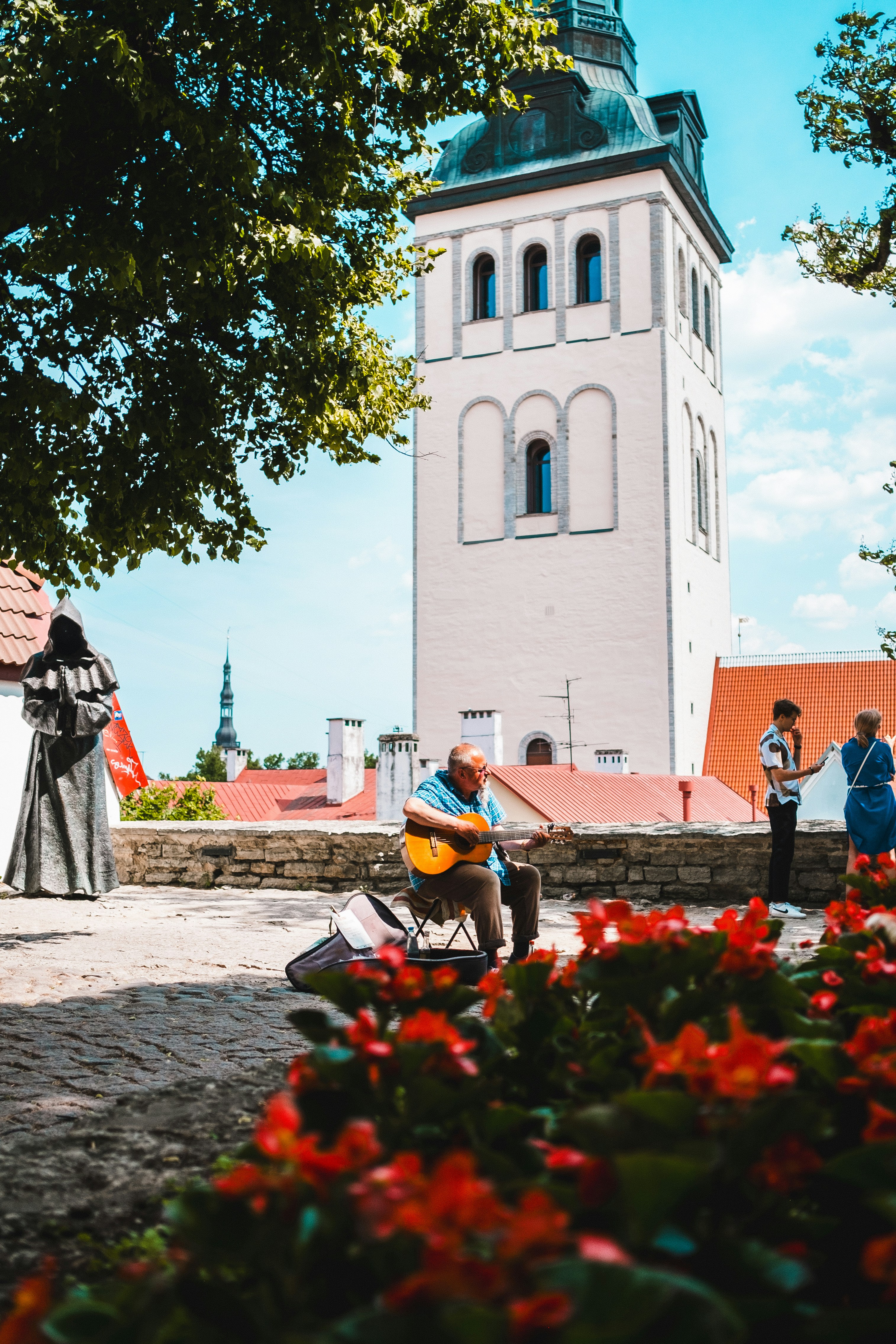 Ein Mann, der auf einem Motorrad vor einem hohen Gebäude sitzt