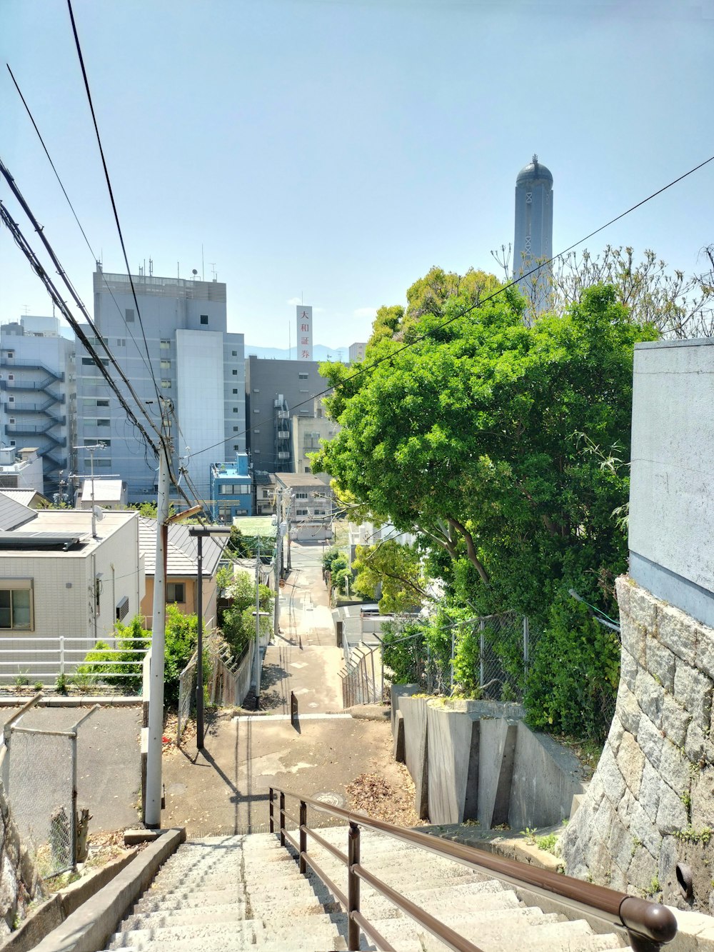 um conjunto de escadas que levam ao topo de uma colina