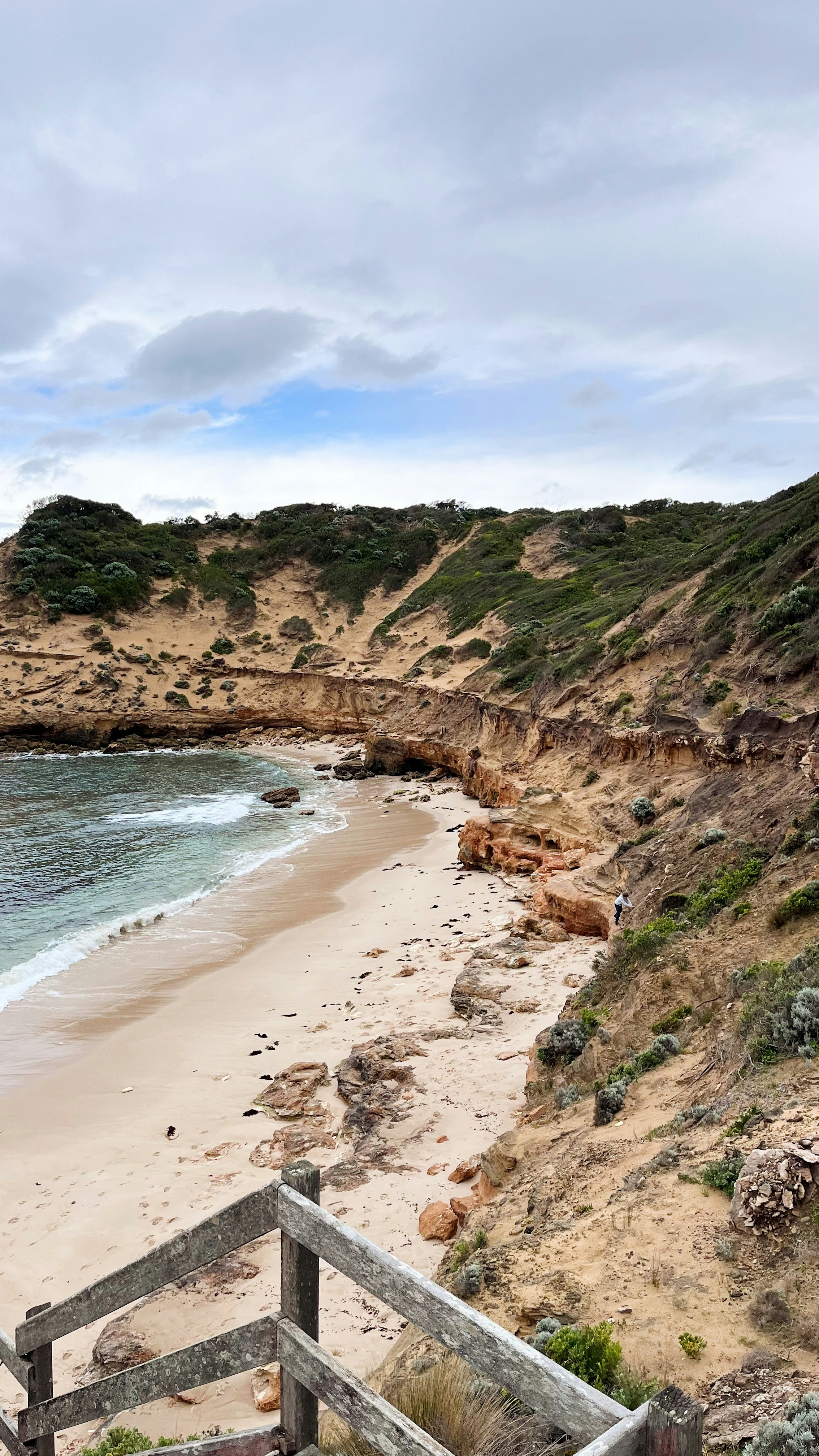 Una valla de madera en una playa junto al océano
