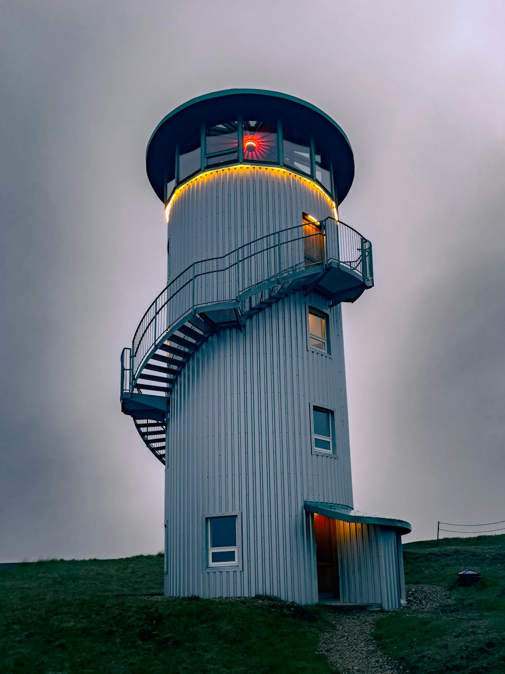 ein hoher weißer Turm mit einer Wendeltreppe