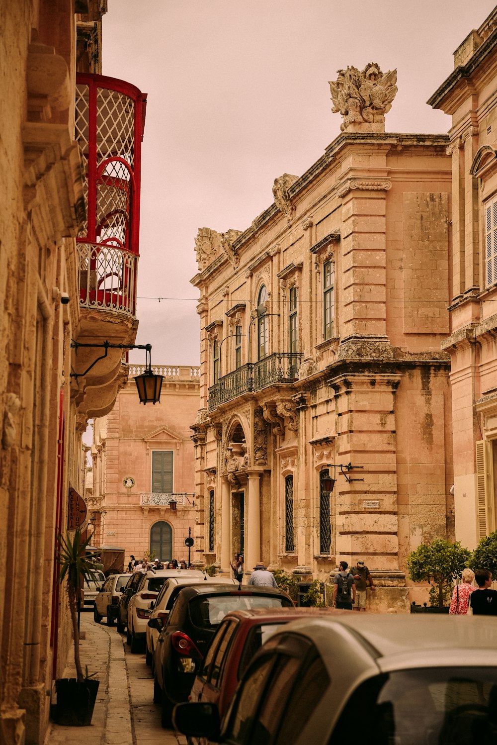 Una fila di auto parcheggiate sul lato di una strada