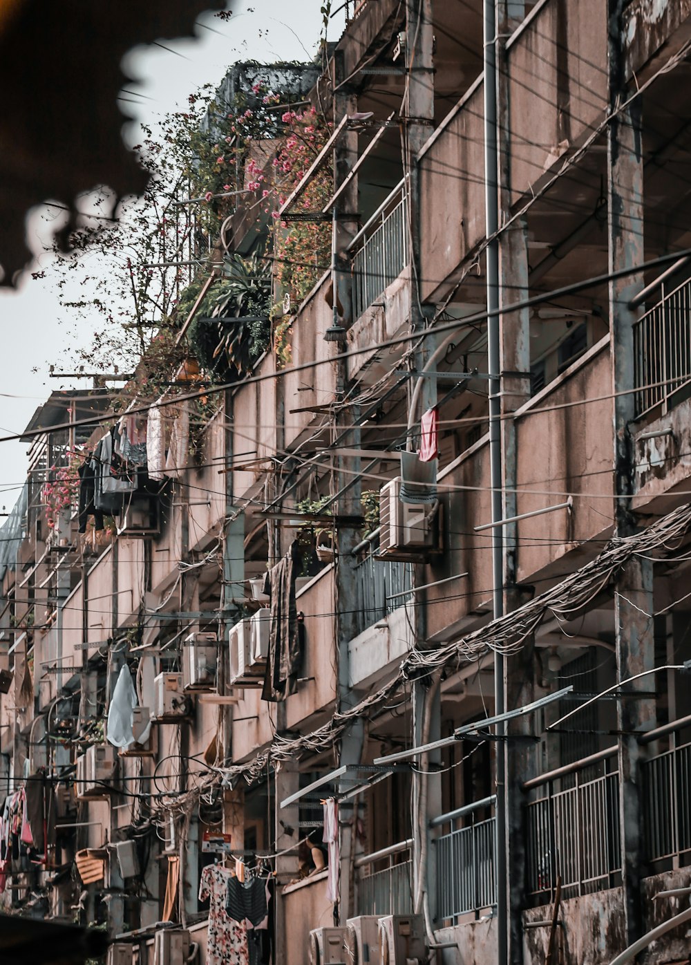 a large building with lots of clothes hanging from it's balconies